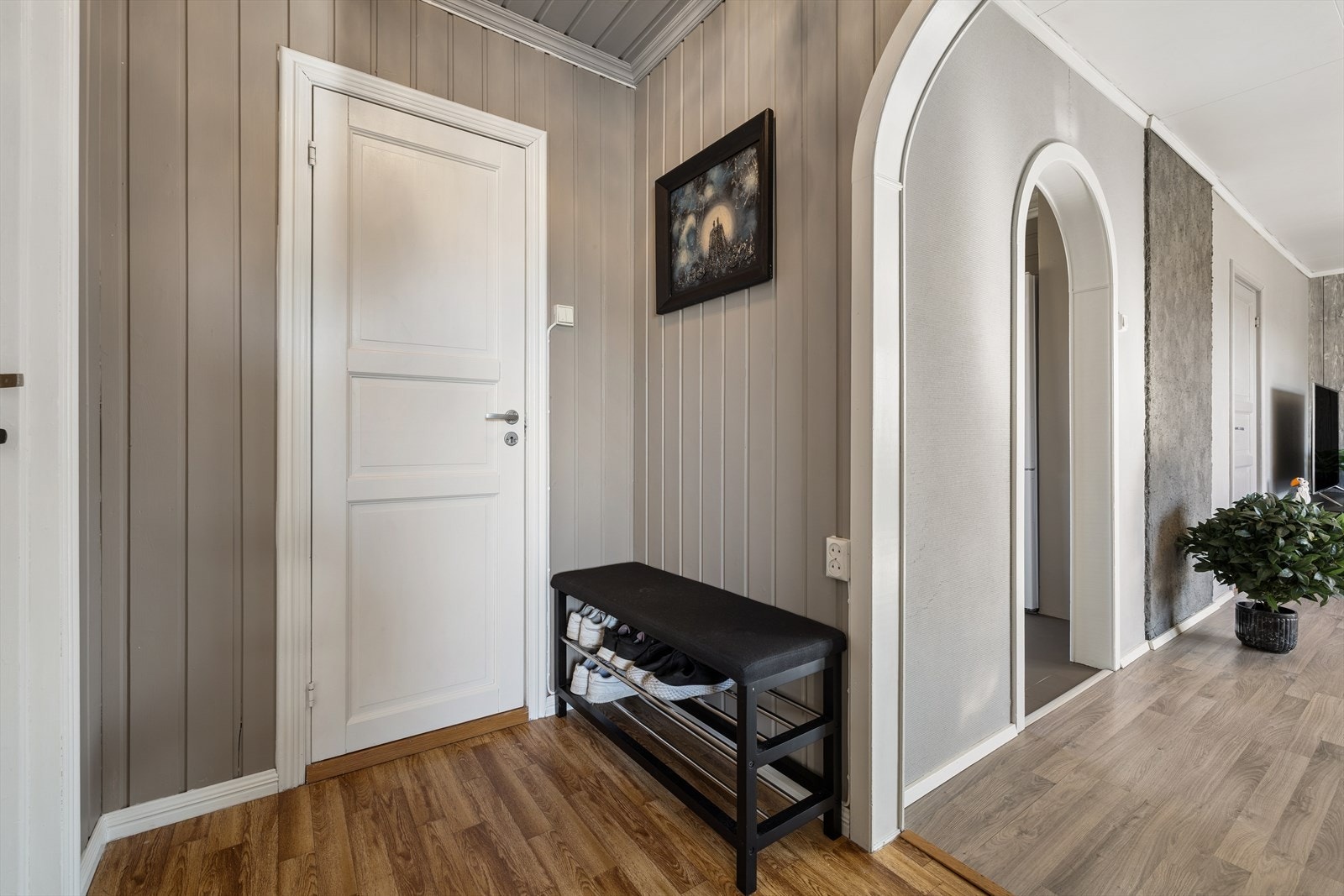 Romslig entré med god plass til å henge fra seg yttertøy. Galleribilde