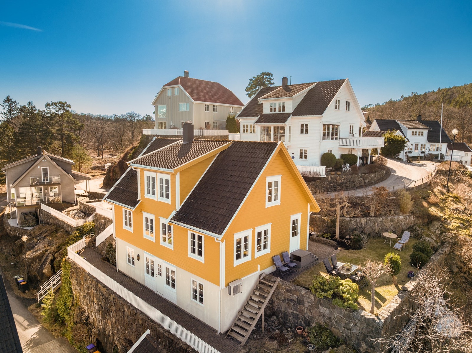 Den høye beliggenheten gir panoramautsikt mot sjøen, her er det bare å nyte Galleribilde