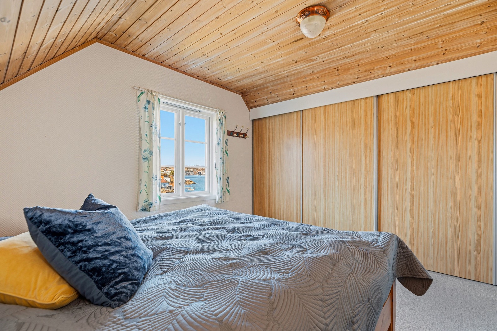 Hovedsoverom med garderobeløsning og vakker sjøutsikt Galleribilde