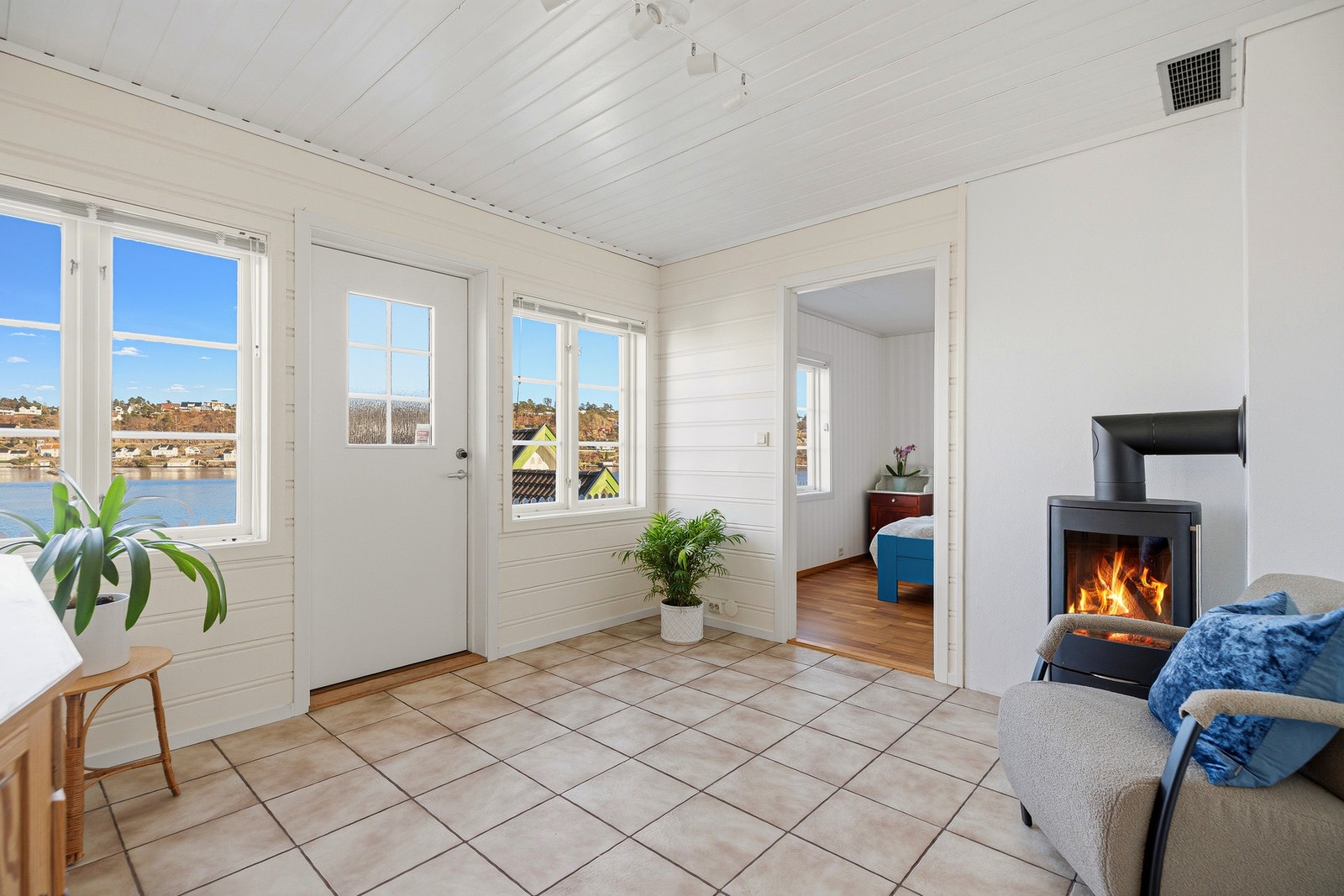 Kjellerstuen har praktiske fliser på gulv med varmekabler, og peisovn som sørger for god varme på kalde dager. Her er også utgang til hagen Galleribilde