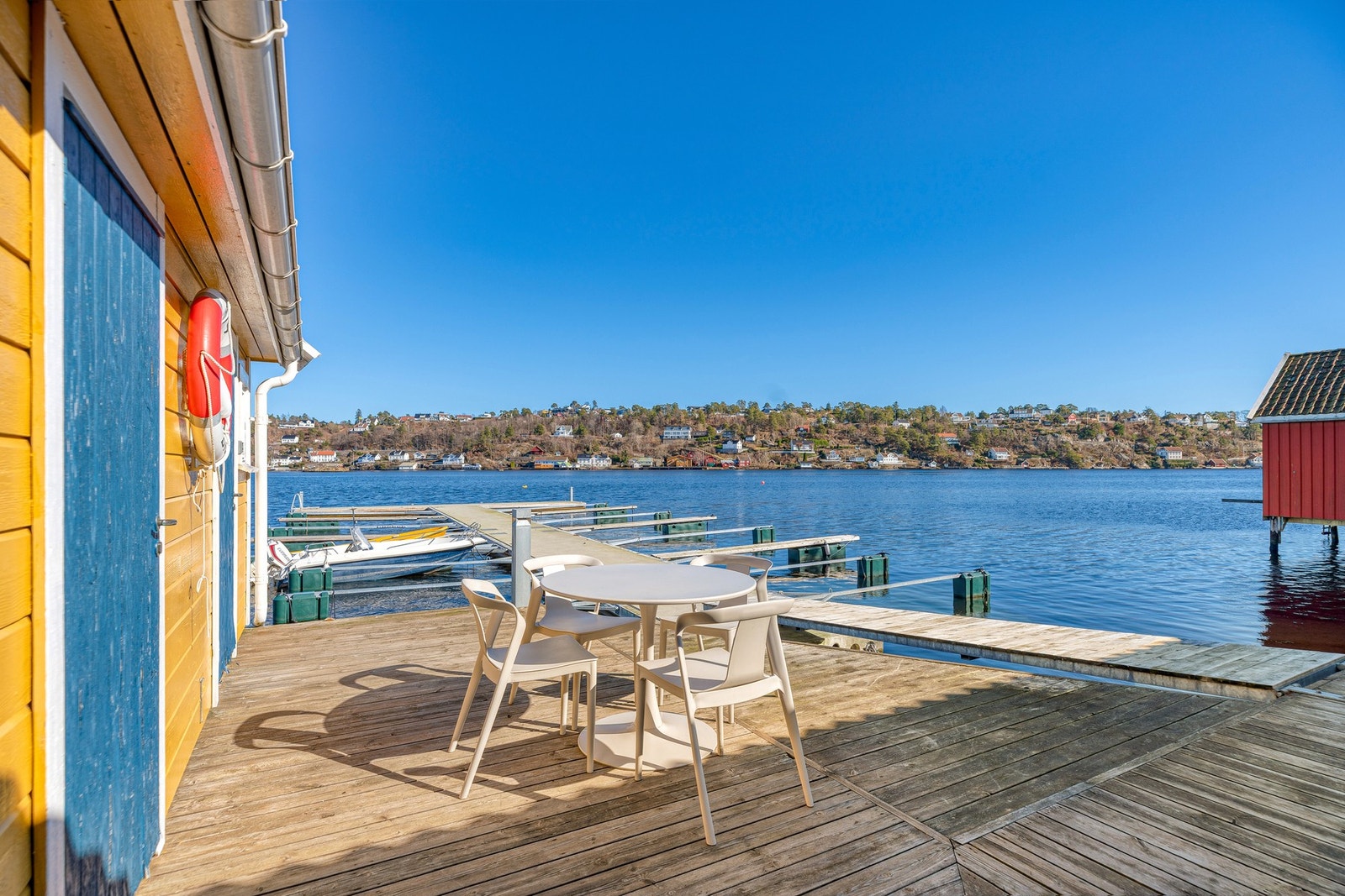 Det medfølger sjøbod til eiendommen og den kan ses nærmest til venstre i bildet Galleribilde