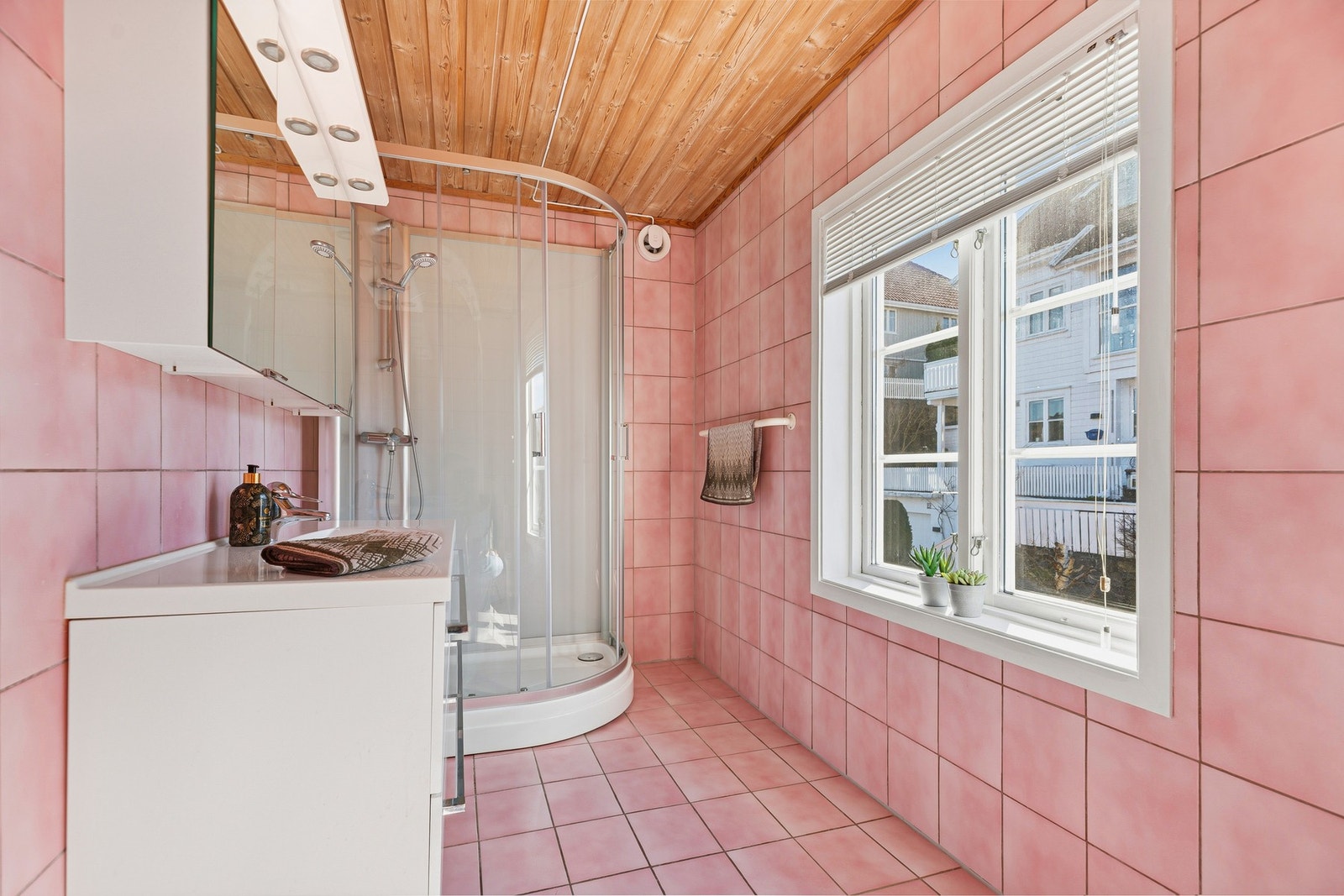 Badet i andre etasje med fliser og gulvvarme. Rommet er utstyrt med nyere innredning, dusjkabinett og toalett Galleribilde