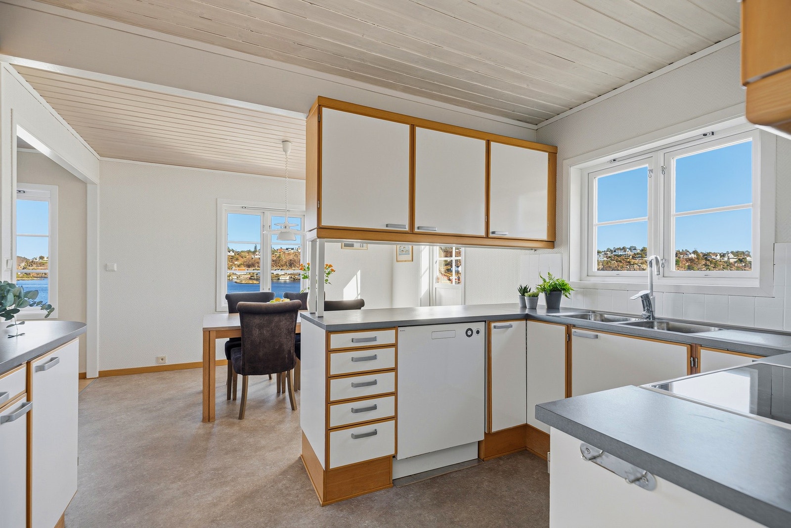 Kjøkkenet ligger tilbaketrukket fra stuen, og har velholdt, original innredning Galleribilde