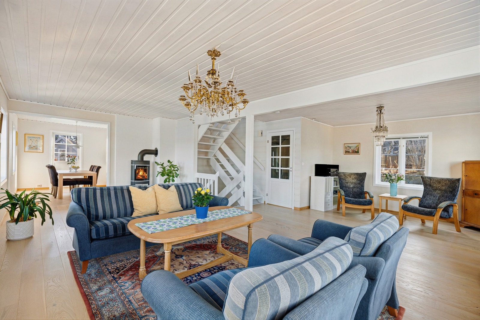 Fra stuen er det trapp opp til andre etasje Galleribilde