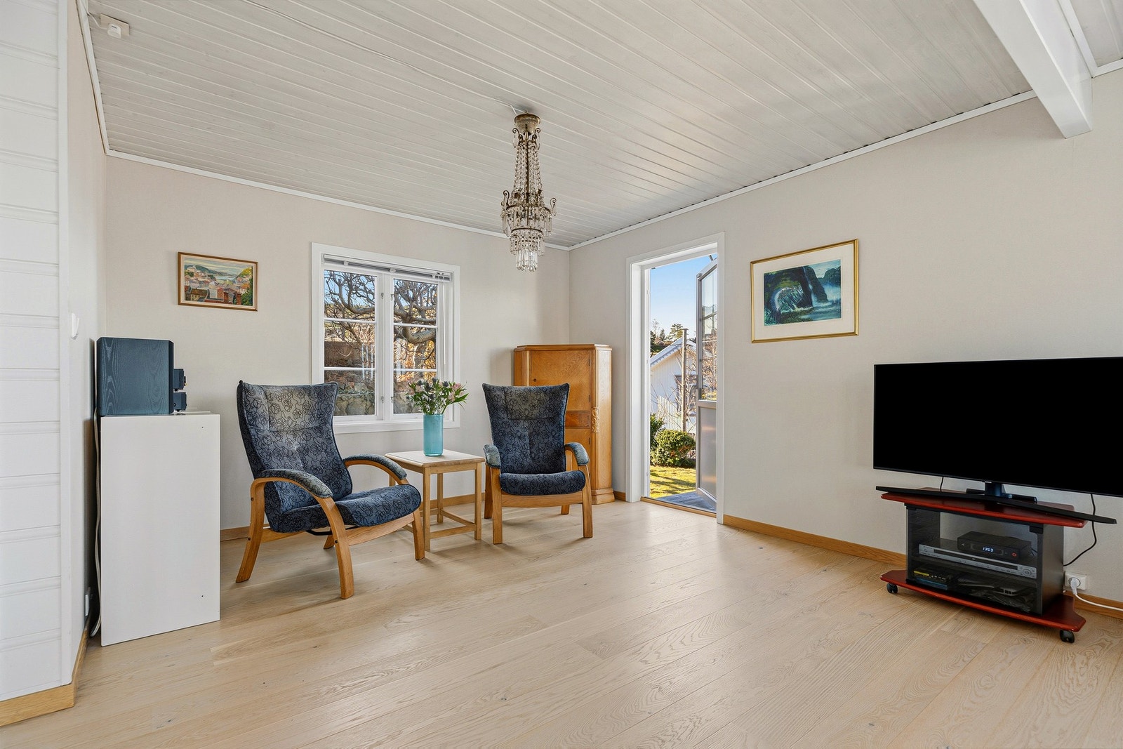 Fra stuen er det dør ut til den ene solrike terrassen Galleribilde