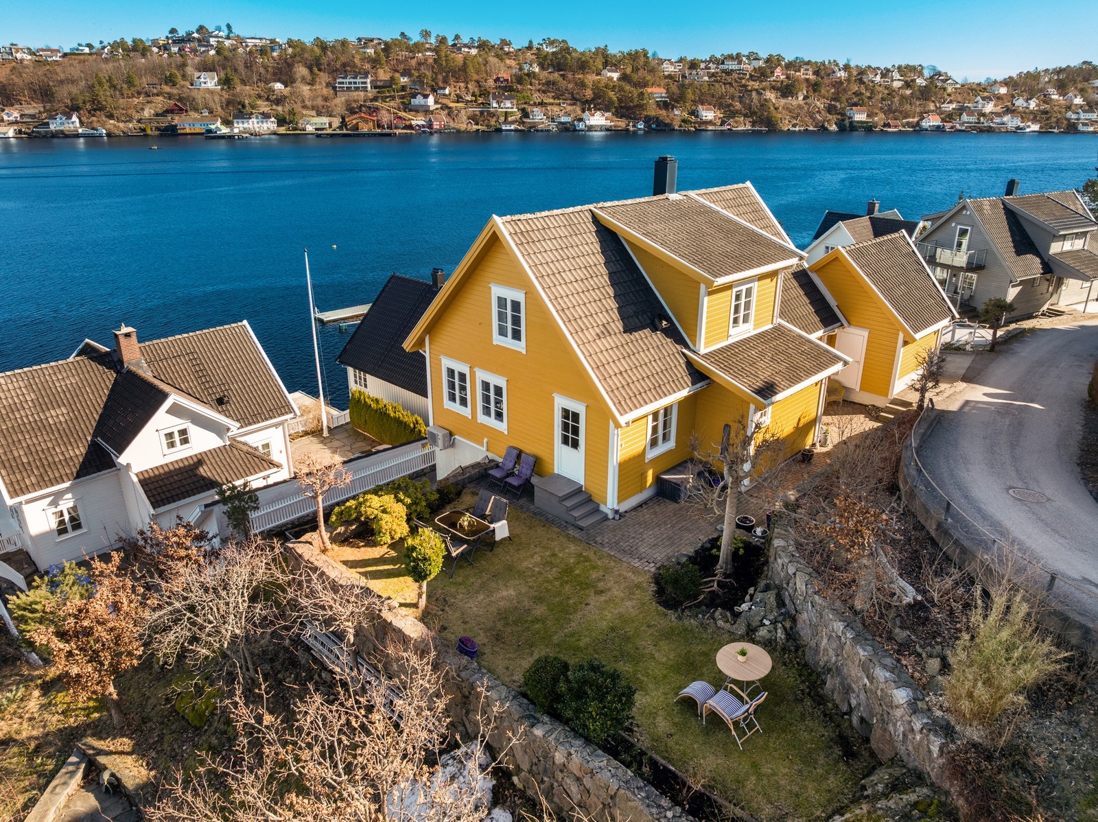 Eiendommen har svært gode solforhold, med sol fra tidlig morgen til ca. kl. 21:30 på høysommers tid Galleribilde