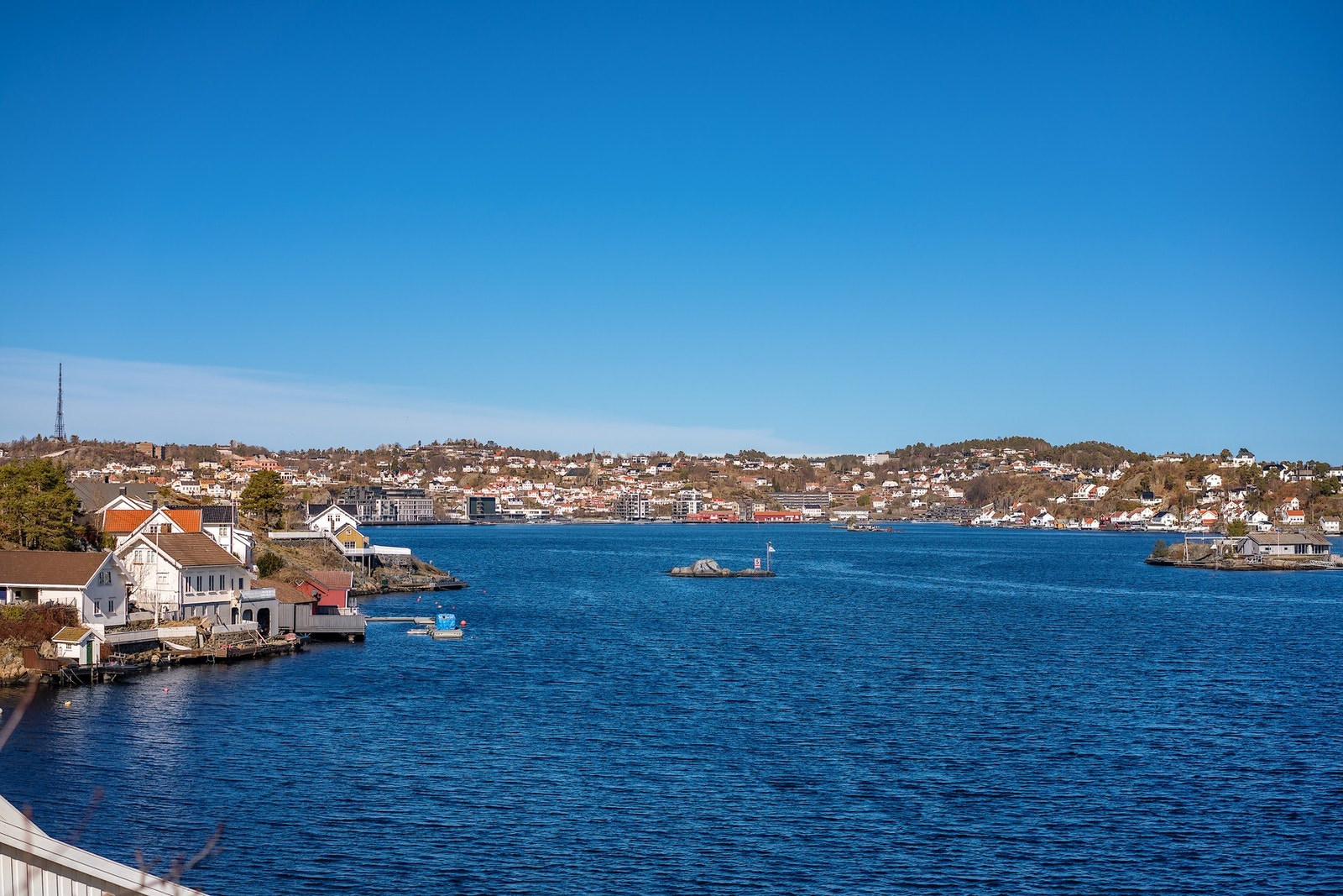 Sjøutsikten er slående, en utsikt du vil nyte gjennom hele året og til alle årstider. Galleribilde