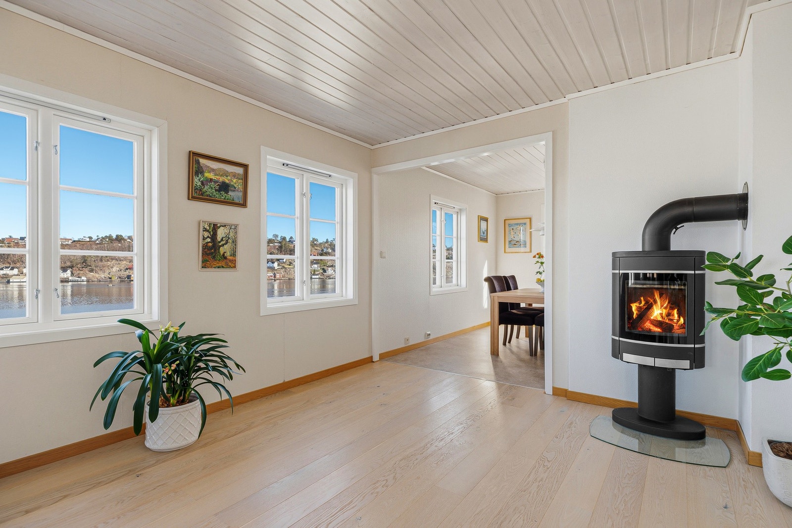 Stuen har både varmepumpe og peisovn Galleribilde