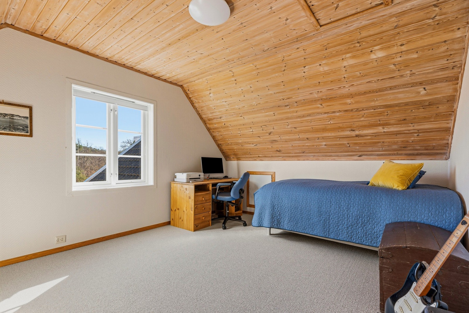 Begge rommene i andre etasje har adkomst til alkover og er utstyrt med garderobeskap Galleribilde