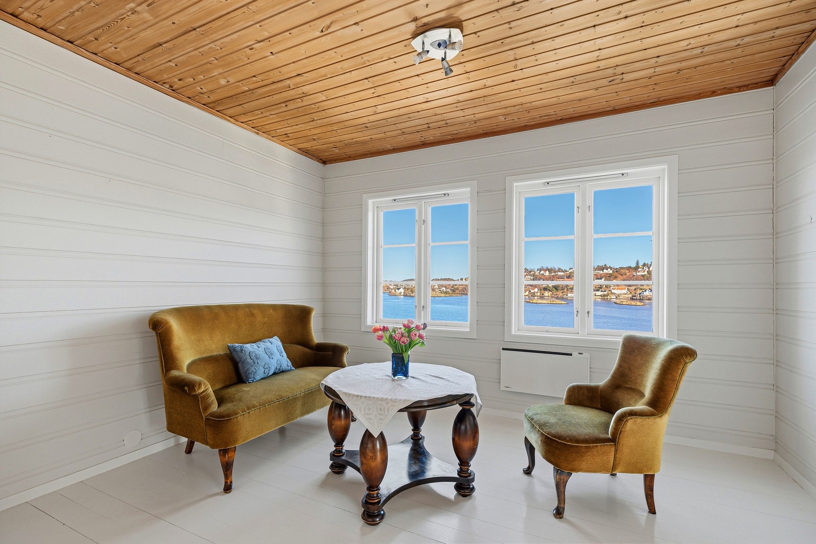 Hyggelig loftstue med plass til møbelgruppe. Også her får man fantastisk utsikt Galleribilde