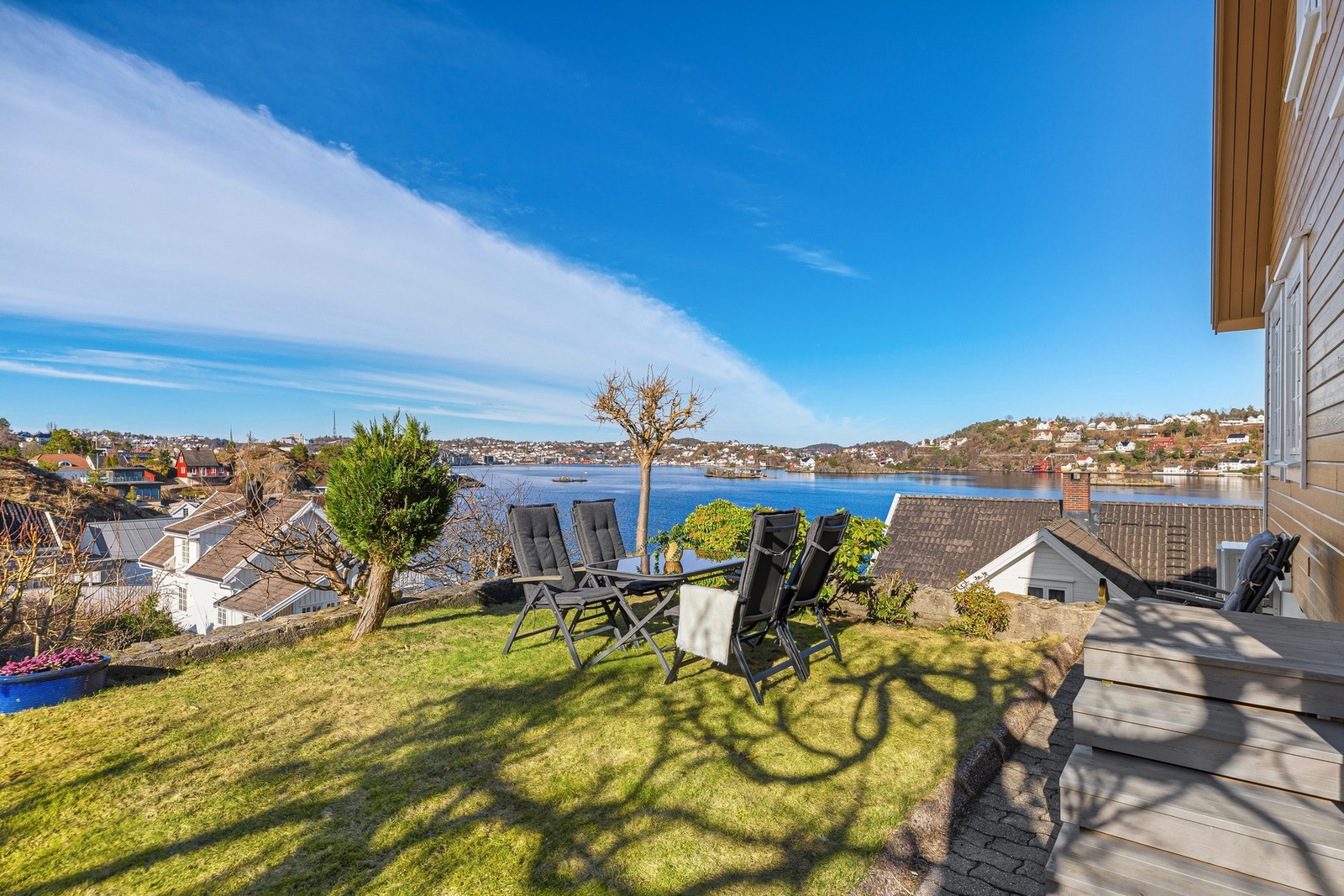 Solrik terrasse og hage med utsikt mot Galtesund og byfjorden Galleribilde