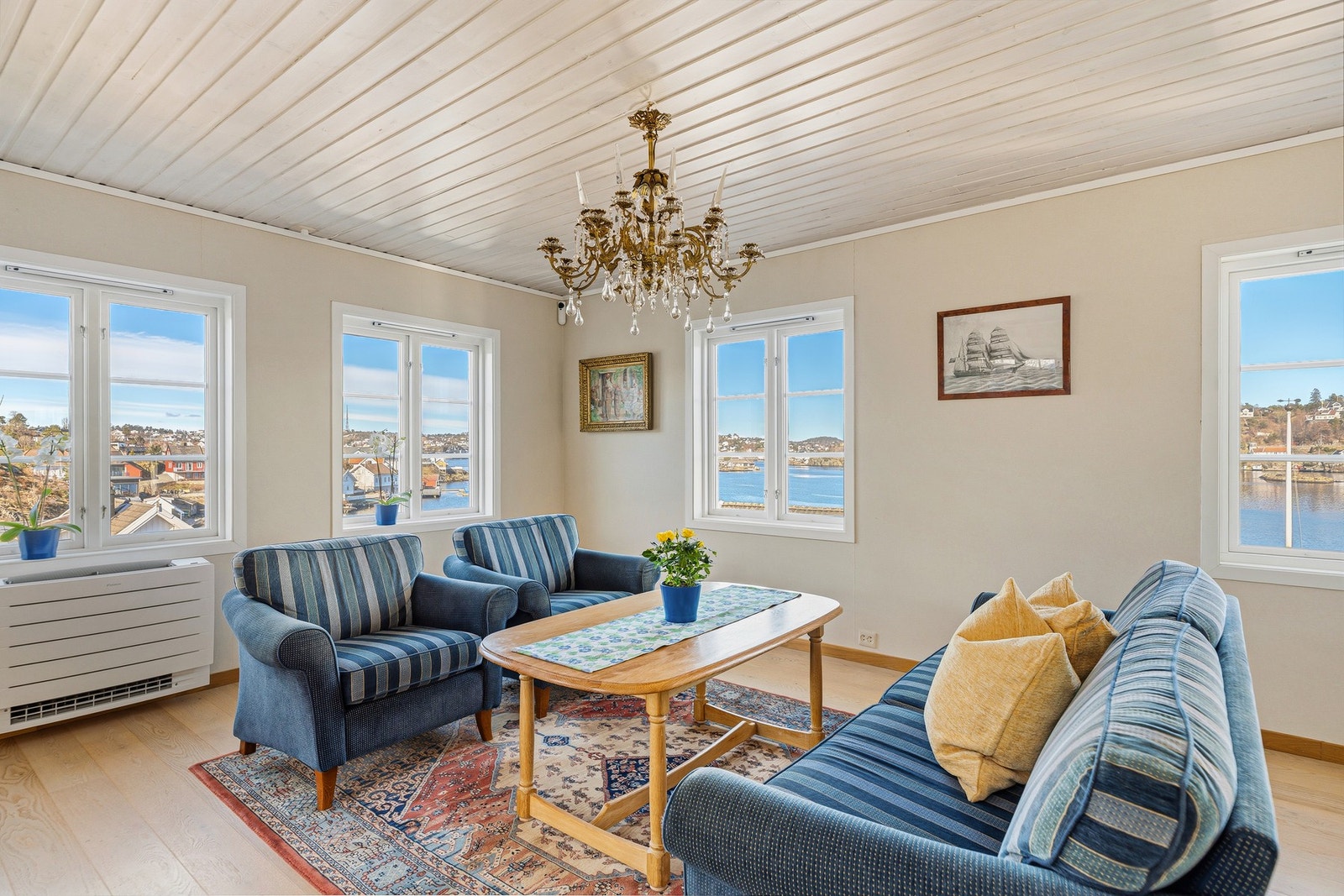 Stuen ligger i første etasje og er et lyst og innbydende rom Galleribilde