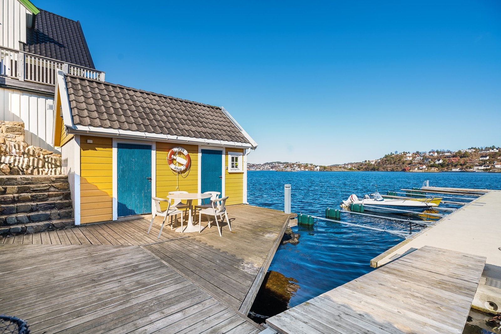 Eiendommen har tilhørende sjøbod og båtplass i bryggeanlegget nedefor. Sjøboden som tilhører er den til venstre i bildet Galleribilde