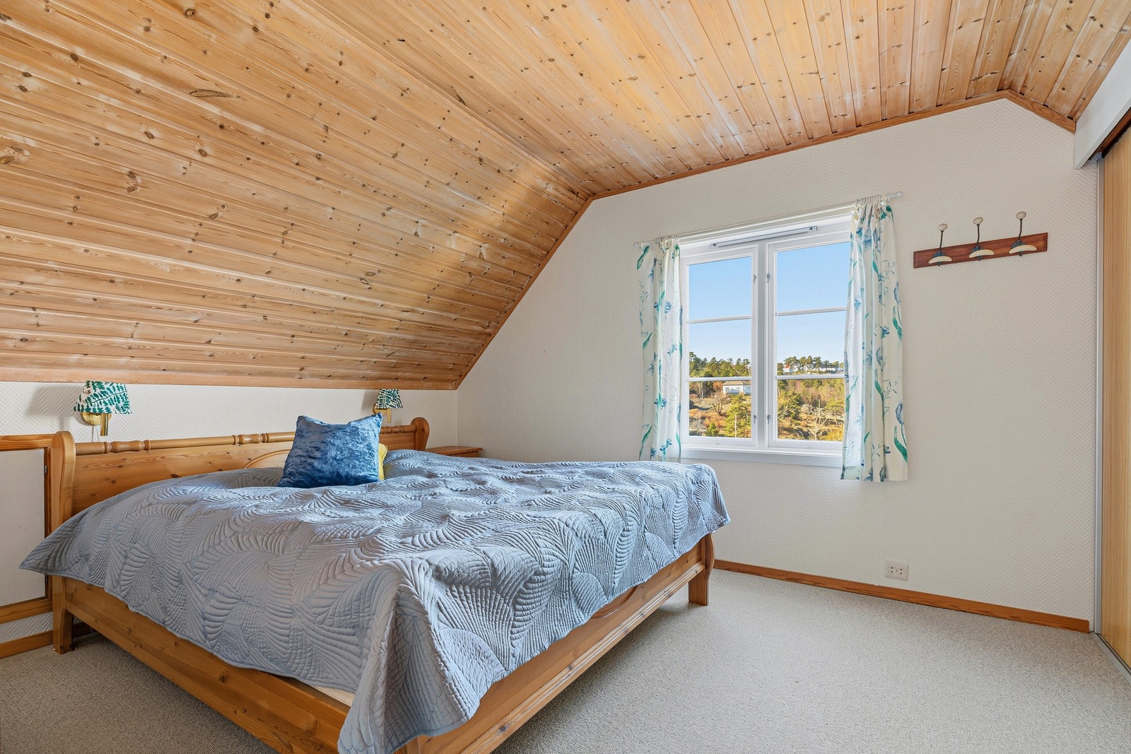 I andre etasje er det to store eller potensielt tre soverom Galleribilde