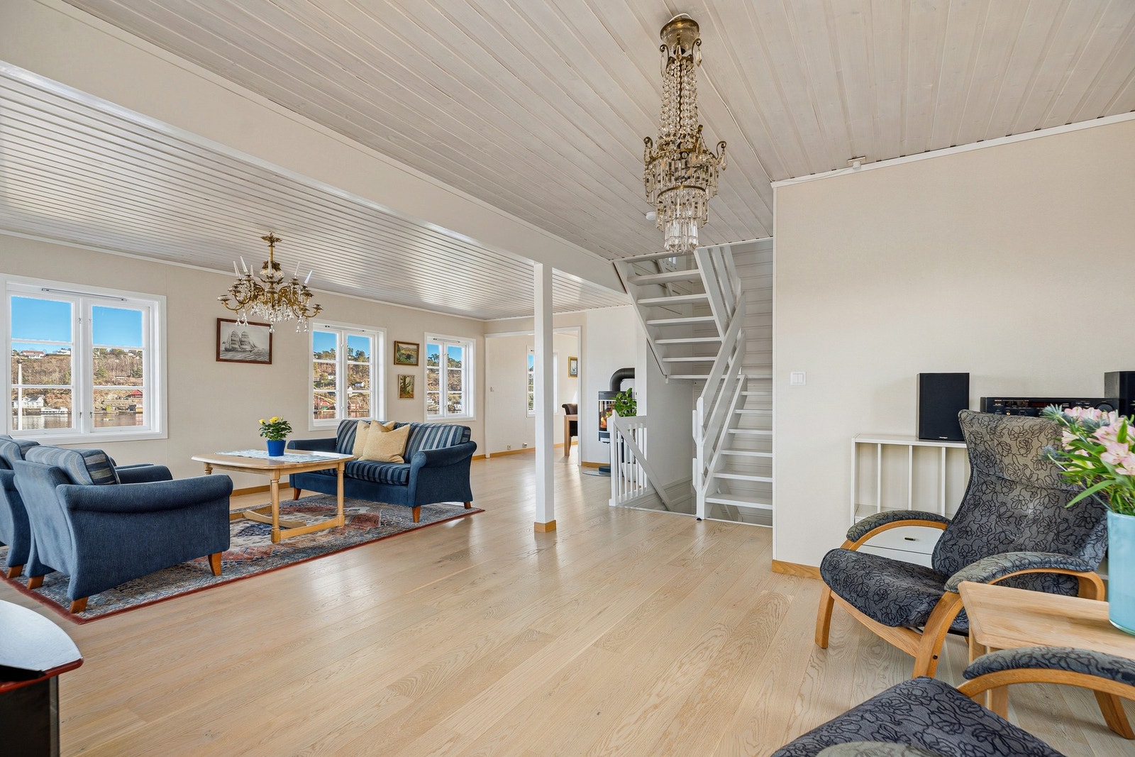 I den ene enden av stuen er det god plass til en komfortabel sofa og tv-løsning Galleribilde