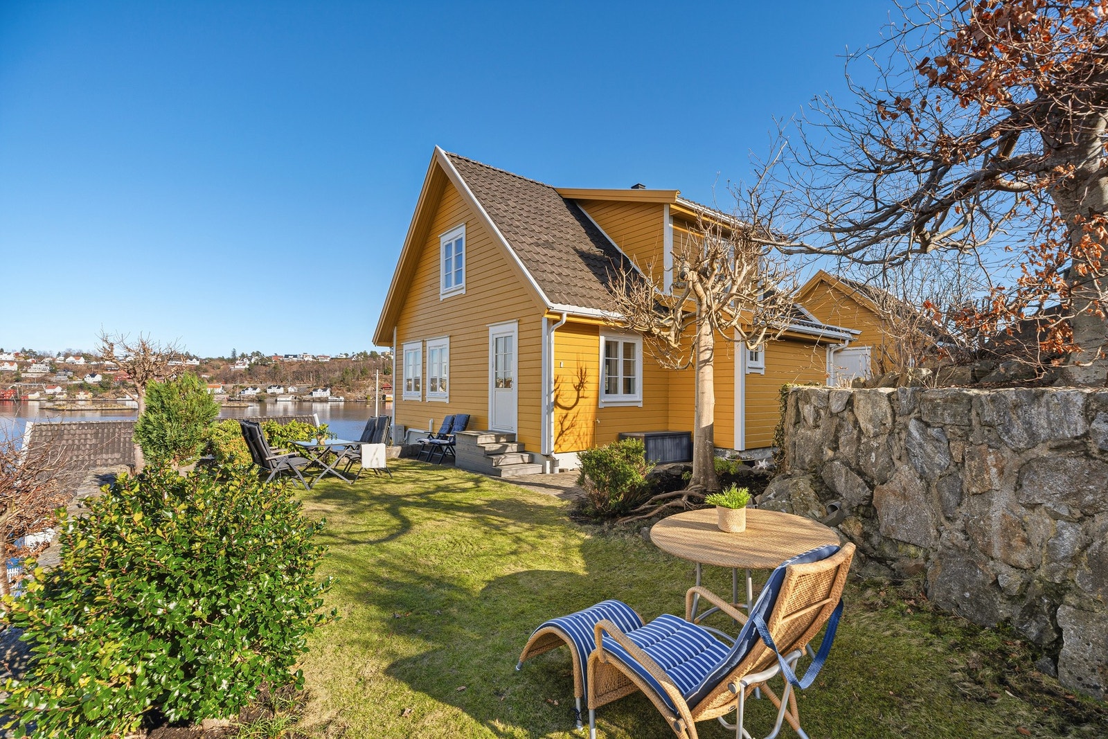 I hagen vokser det trær, prydbusker, og vakre stauder Galleribilde