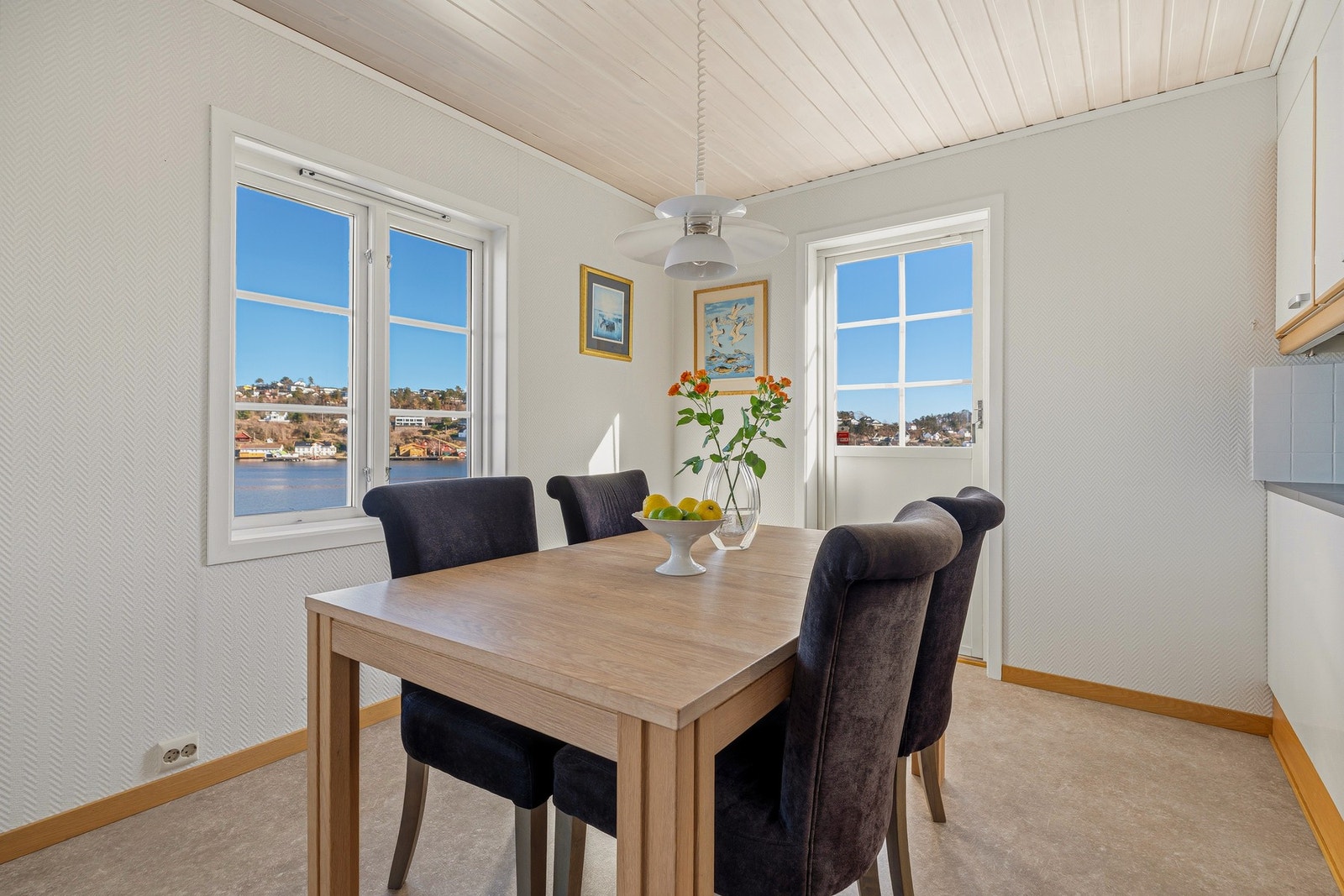 I forlengelse av stuen finnes spisestue og kjøkken Galleribilde