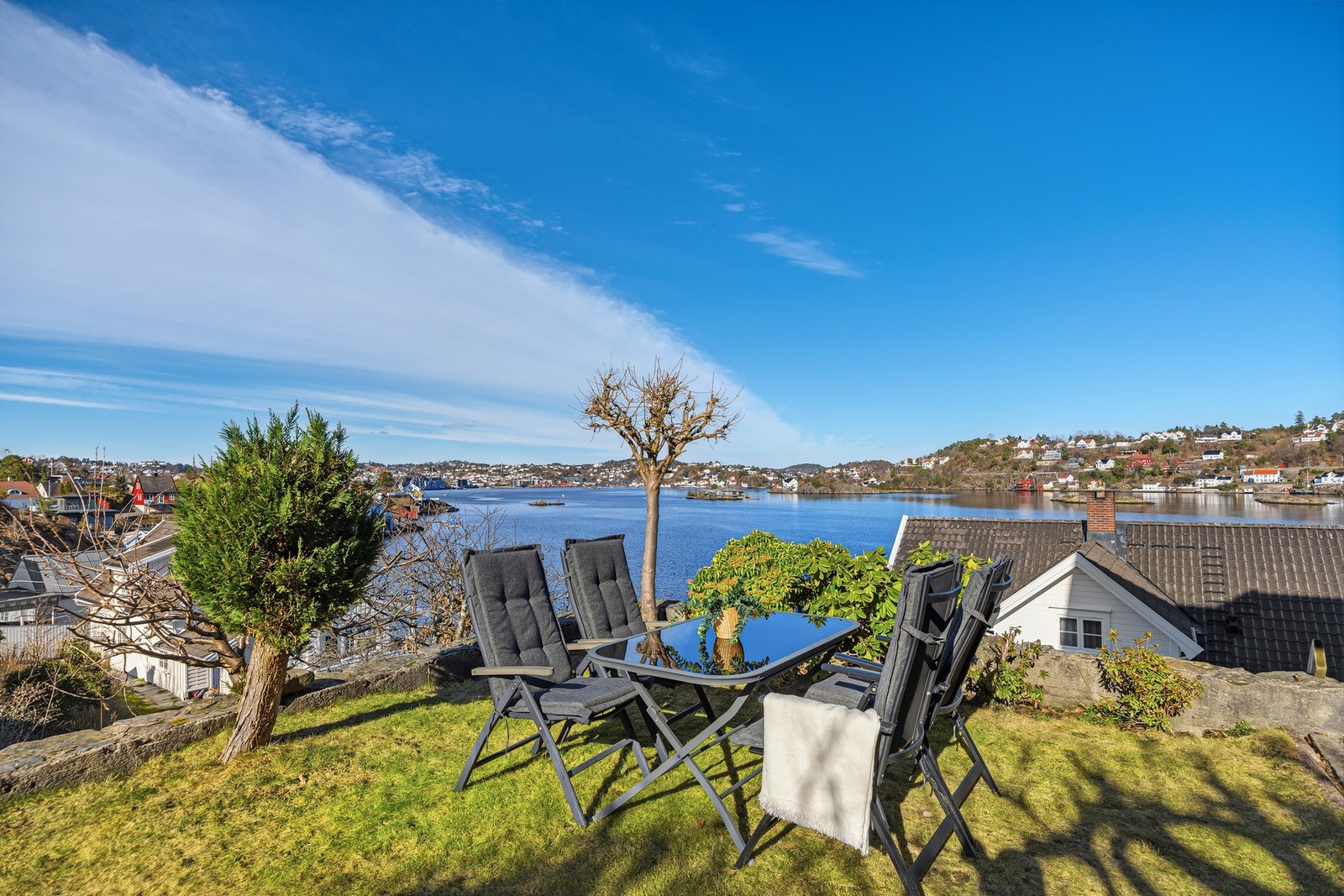 Hagen byr på flere uteplasser hvor sjøpanorama kan nytes til det fulle Galleribilde