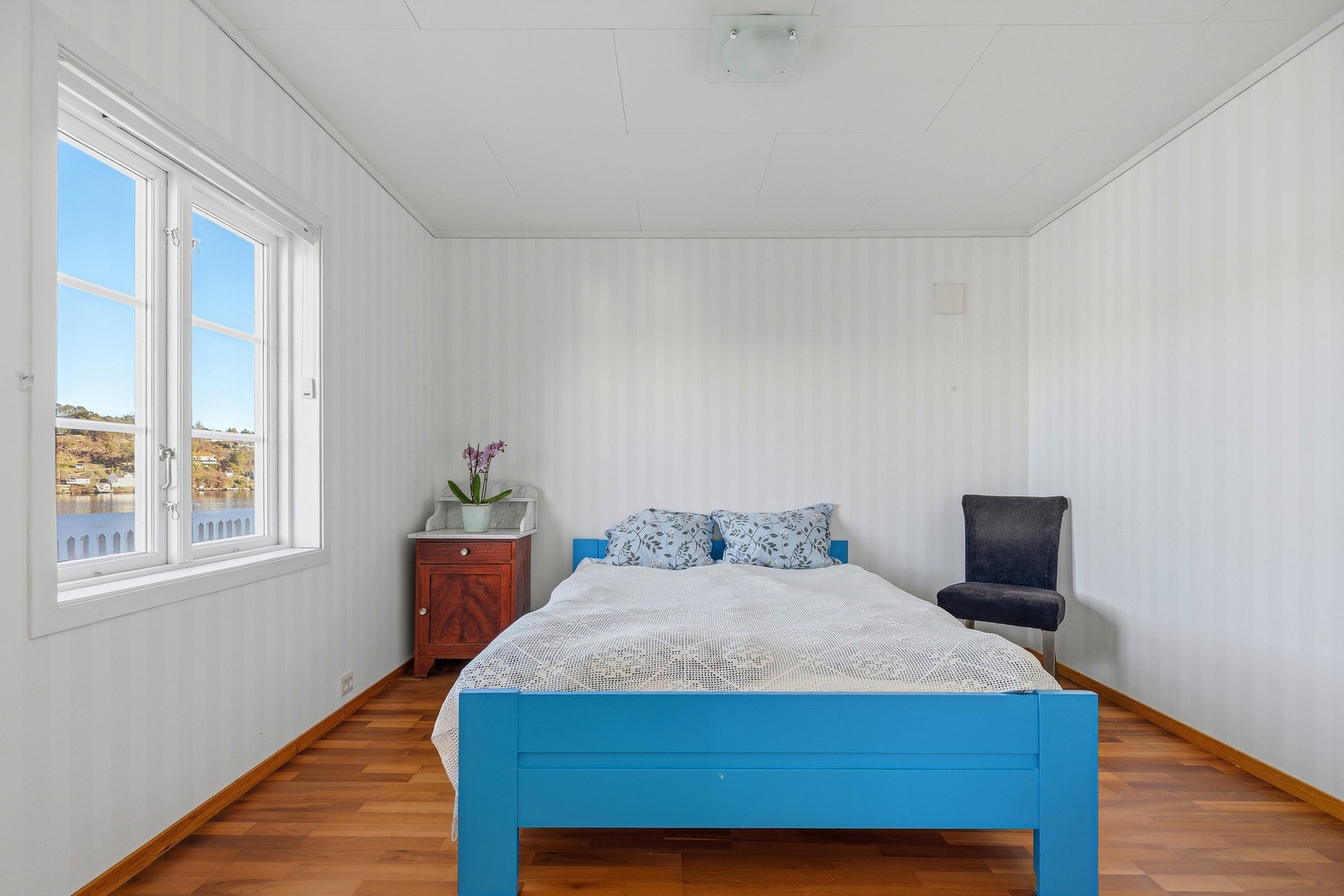 Begge soverommene har god plass til en dobbeltseng med tilhørende nattbord Galleribilde