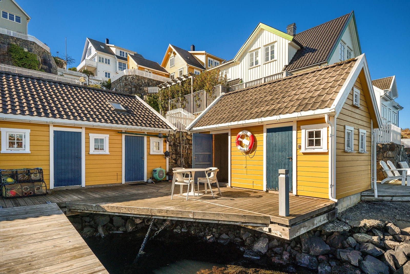 Felles bryggeanlegg nedenfor eiendommen. Tilhørende sjøbod står med åpen dør Galleribilde