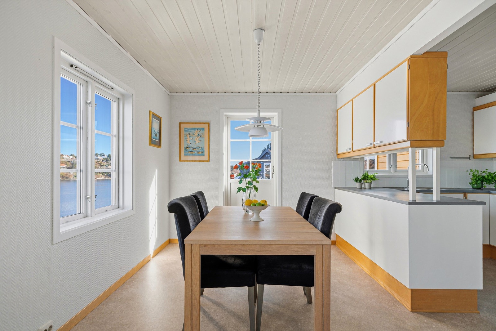 Her er formidabel sjøutsikt fra alle oppholdsrom. I tilknytning til kjøkkenet er det utgang til en terrasse Galleribilde