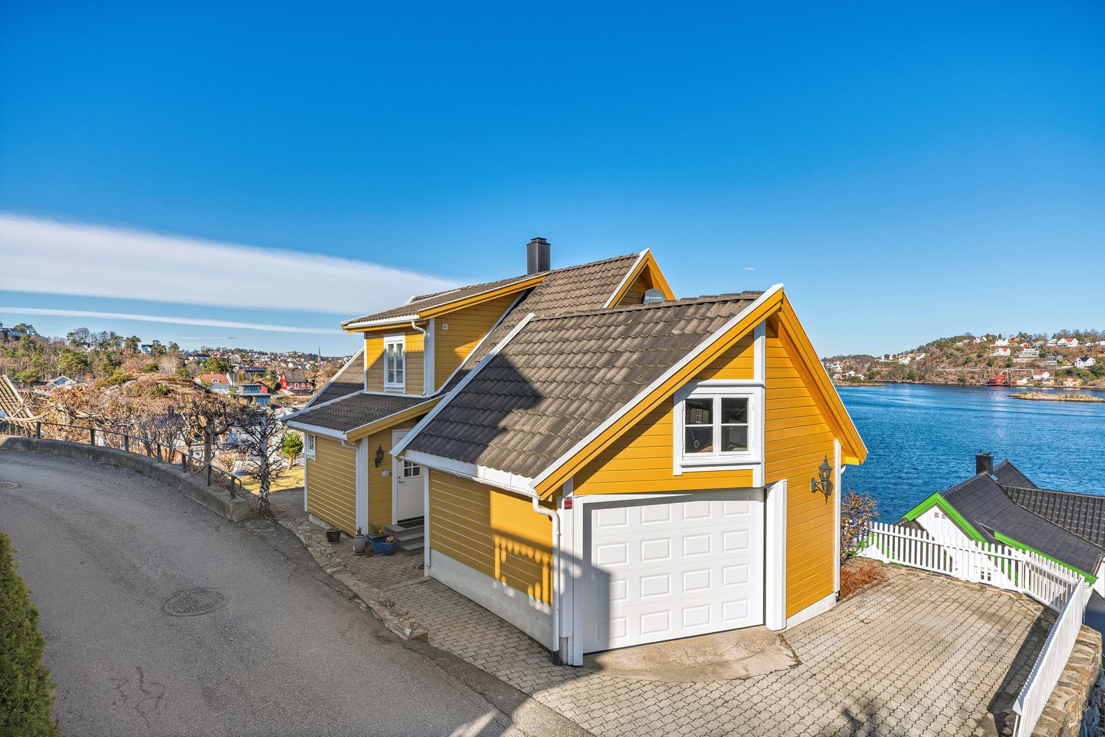 Boligen har garasje og plass til biloppstilling på tomten Galleribilde