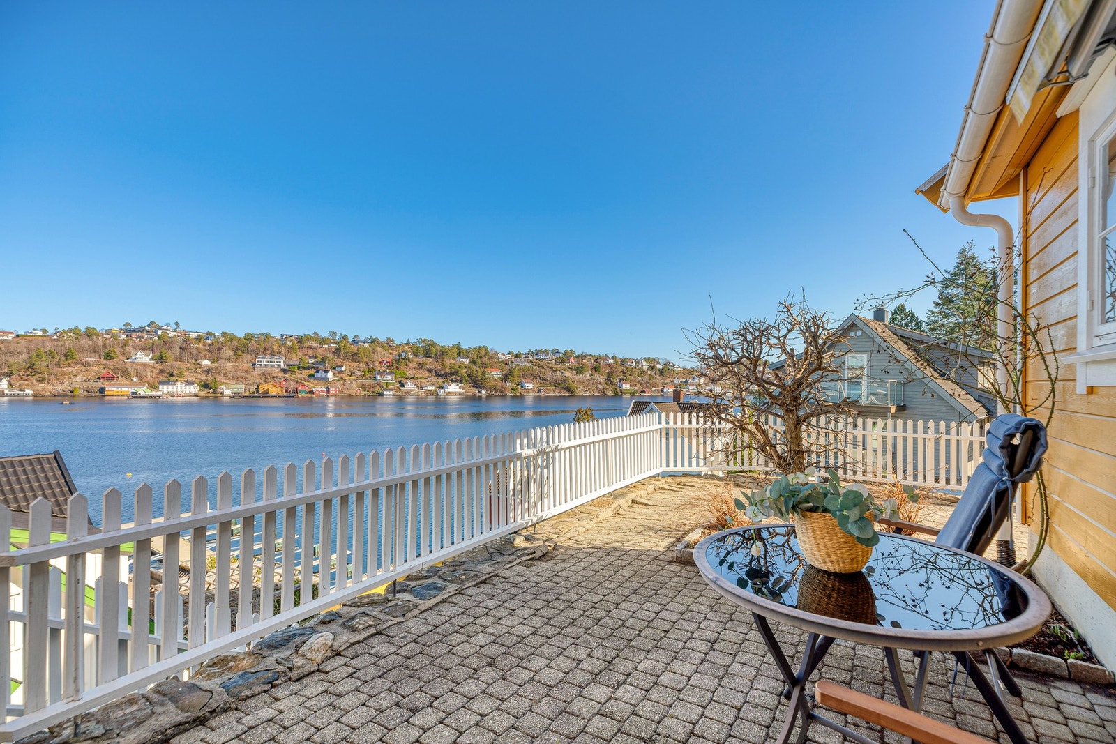 Hyggelig terrasse hvor morgensolen kan nytes, og du har sol til ca. kl. 15 på høysommers tid Galleribilde