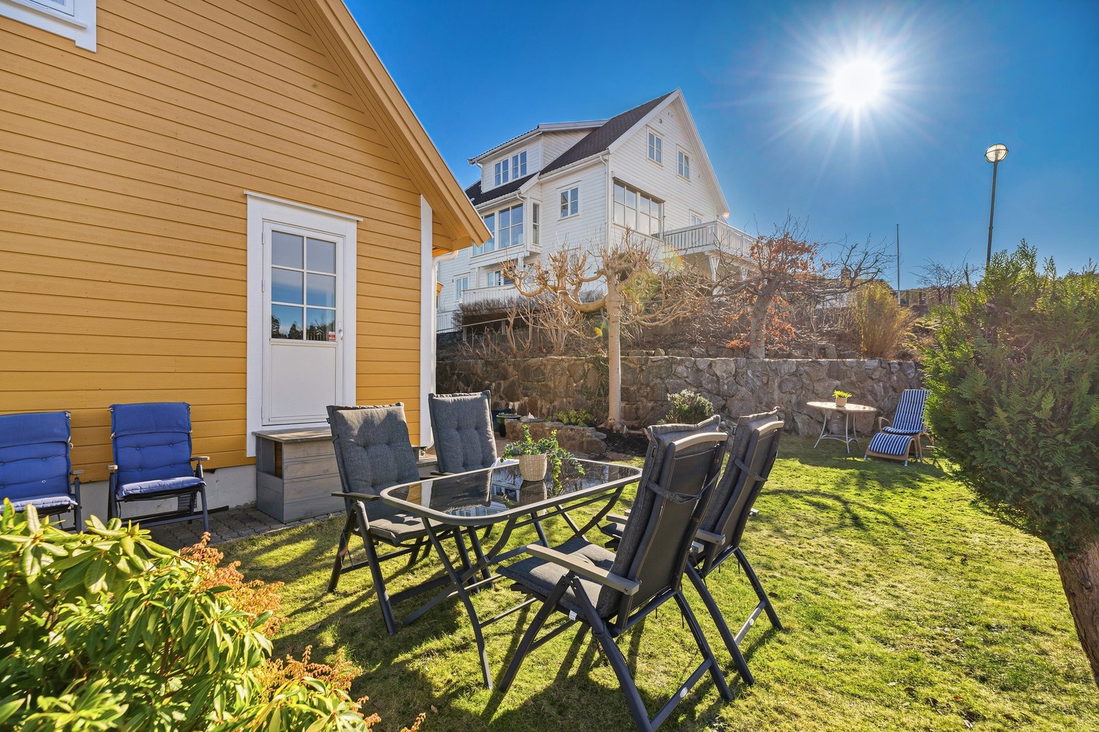 Deilige sommerdager og lyse sommernetter kan nytes på en av flere, solrike uteplasser Galleribilde