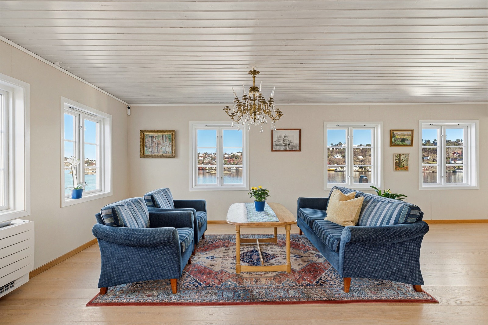 Mange vinduer skaper en flott ramme mot sjøen utenfor Galleribilde