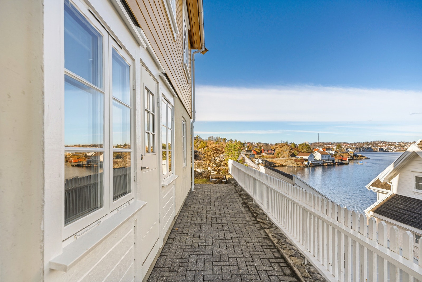 Fra kjellerstuen går du ut til det nedre planet av hagen Galleribilde