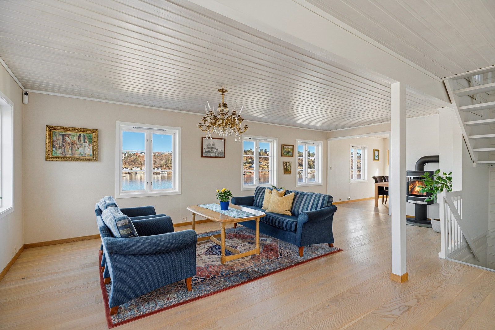 Stuen har god størrelse med mange møbleringsmuligheter Galleribilde