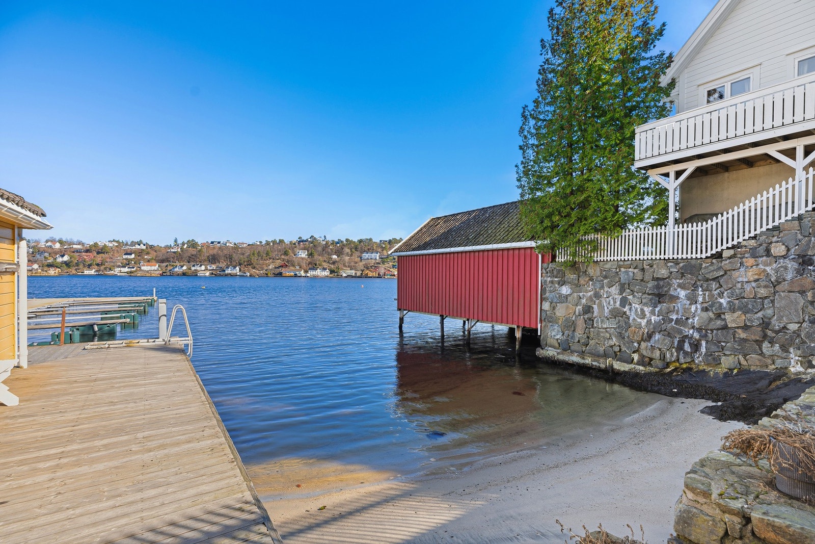 Felles sandstrand for beboere på Mølleheia, som området også kalles Galleribilde