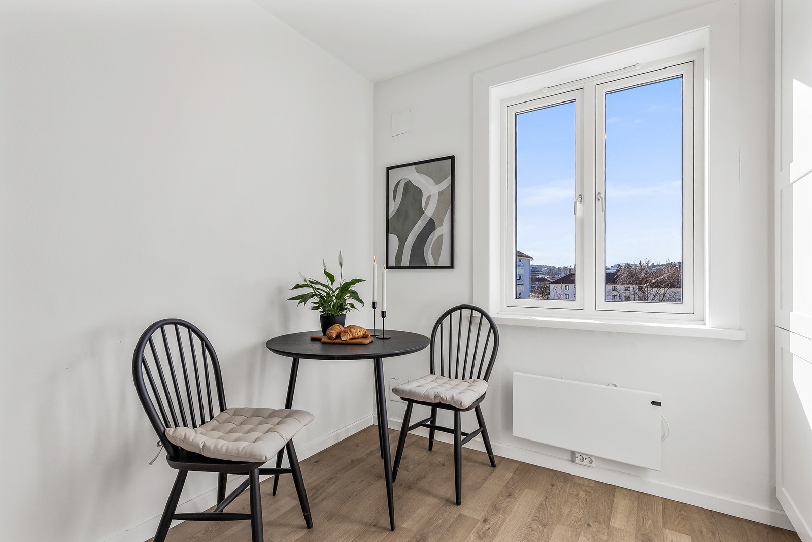 Kjøkkenets utforming gir også plass til en hyggelig spisegruppe Galleribilde