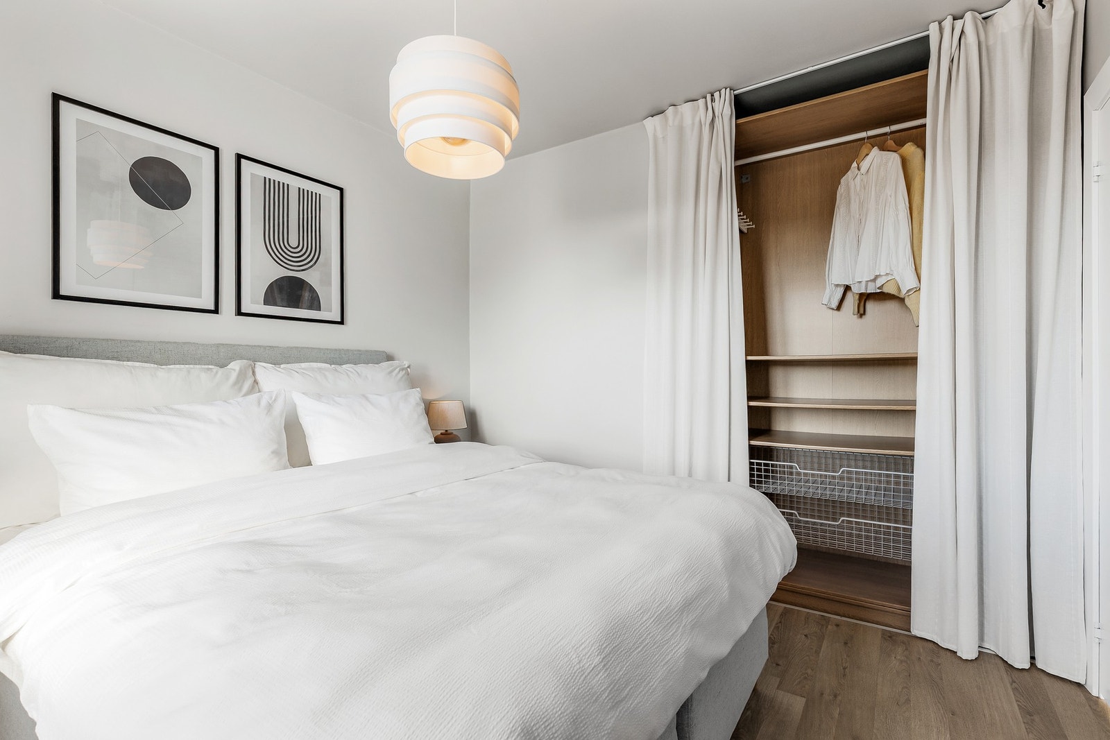 Praktisk garderobeskap i nisje Galleribilde