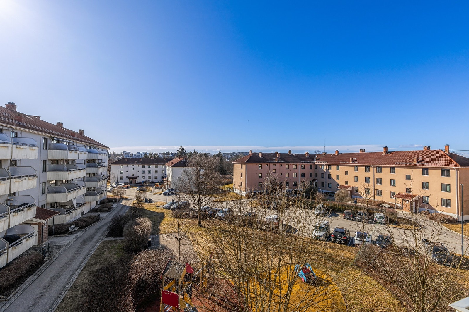 I borettslagets fellesarealer finner du grøntområder og lekeplass i umiddelbar tilknytning Galleribilde