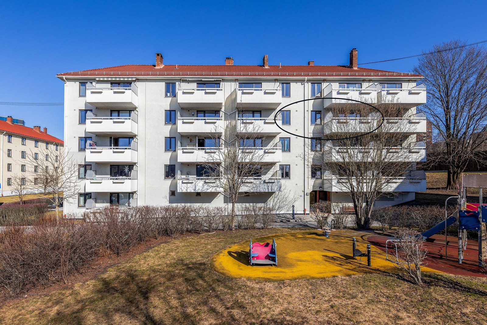 Leiligheten ligger fint til i 3. etasje med lite innsyn Galleribilde