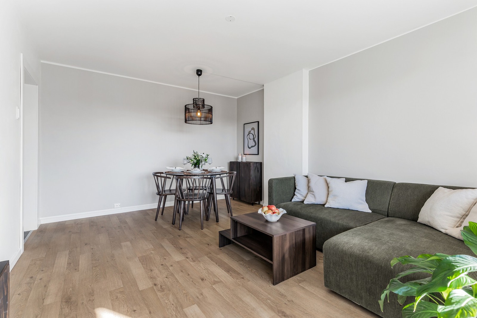 Stuen har fin plass til sofa, tv-møblement og spisebord Galleribilde