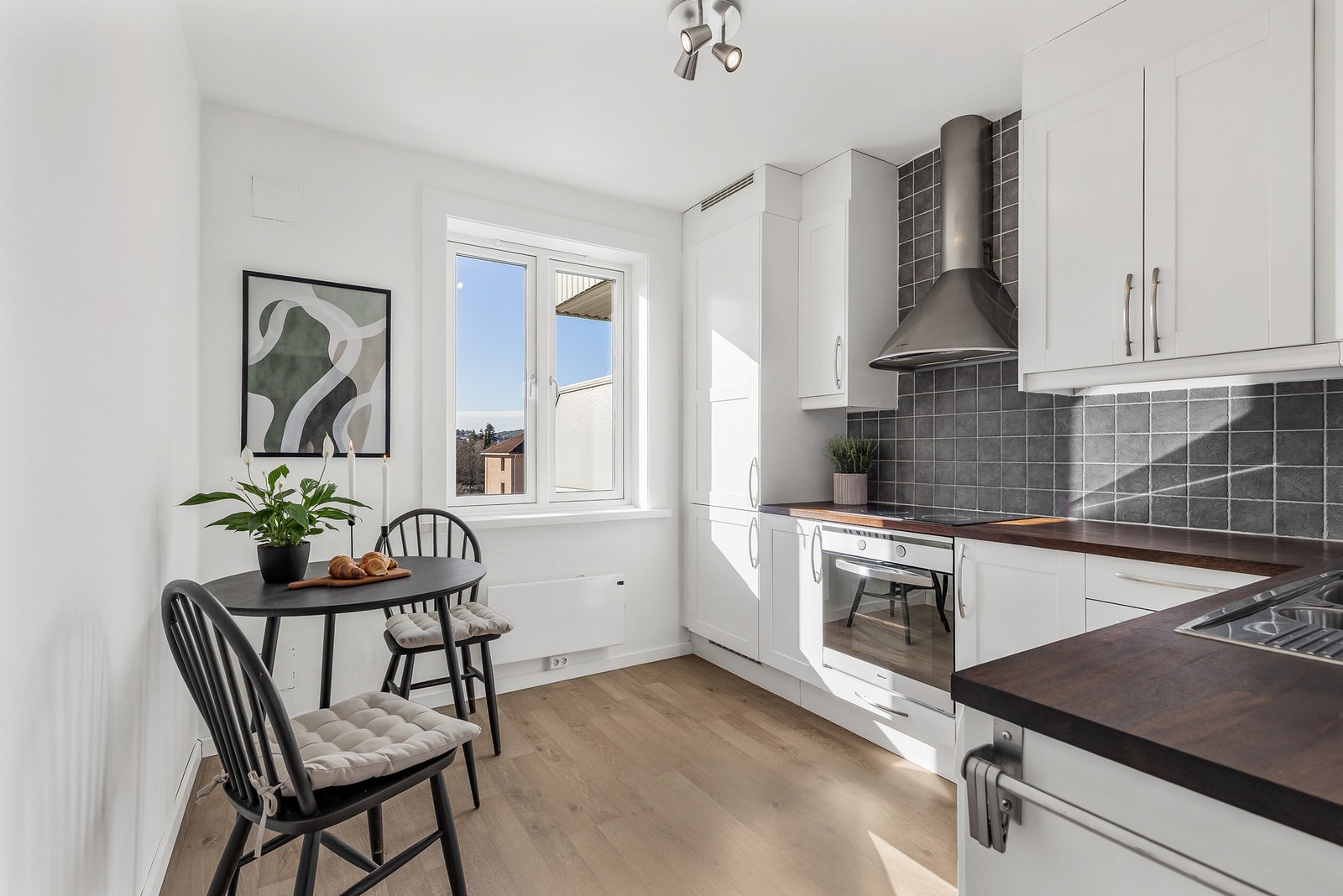 Også på kjøkkenet får du rikelig med naturlig lys Galleribilde