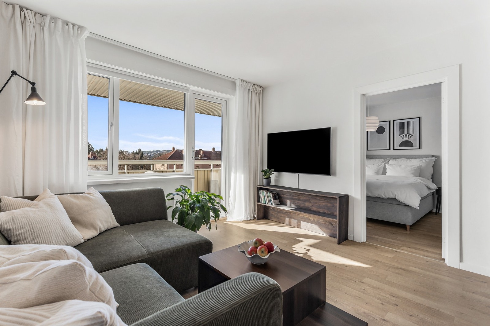 Stuen har en praktisk utforming med videre utgang til balkong Galleribilde