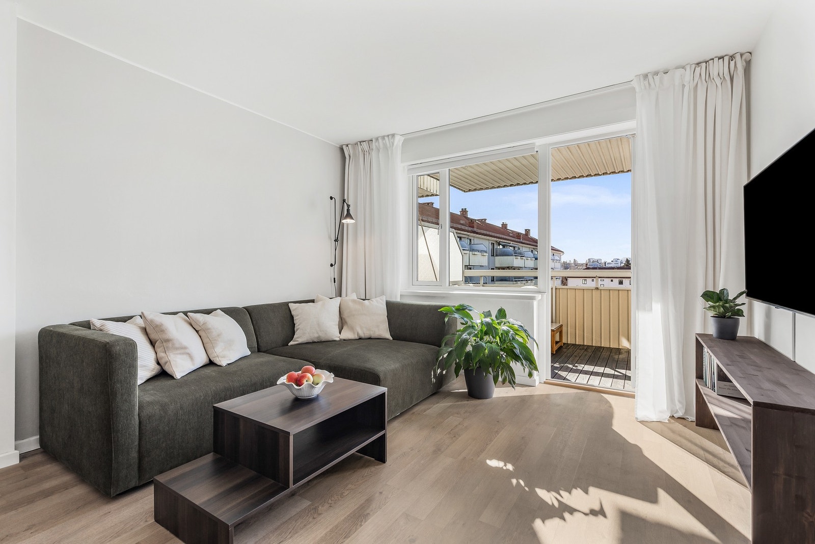 Stuen har slette, fine flater og utformingen gjør den enkel å møblere Galleribilde