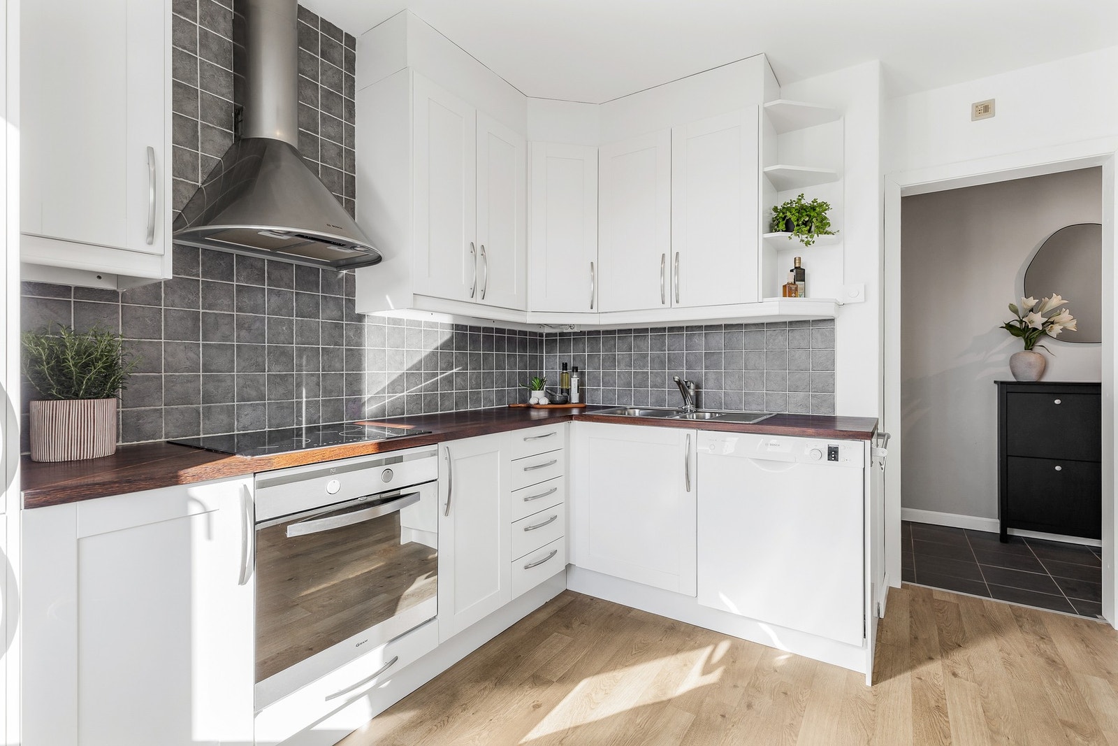 Også kjøkkenet har et behagelig laminatgulv Galleribilde