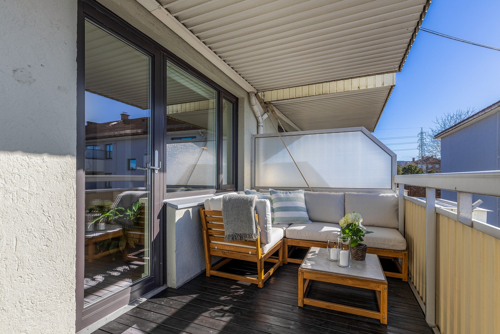 Balkongen er på 8kvm og gir godt rom for ulikt utemøblement Galleribilde