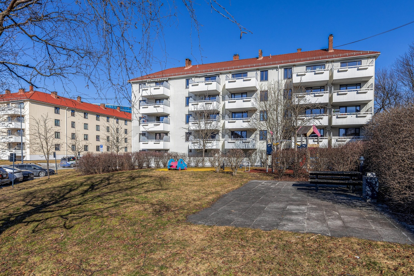 Leiligheten ligger i et trivelig borettslag uten gjennomgangstrafikk, flere grøntarealer, lekeplasser og sittegrupper Galleribilde