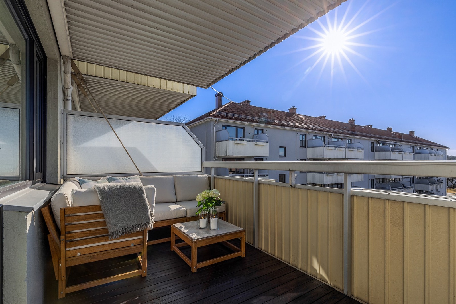 Leiligheten har en sydvendt, overbygget balkong på ca. 8 kvm Galleribilde