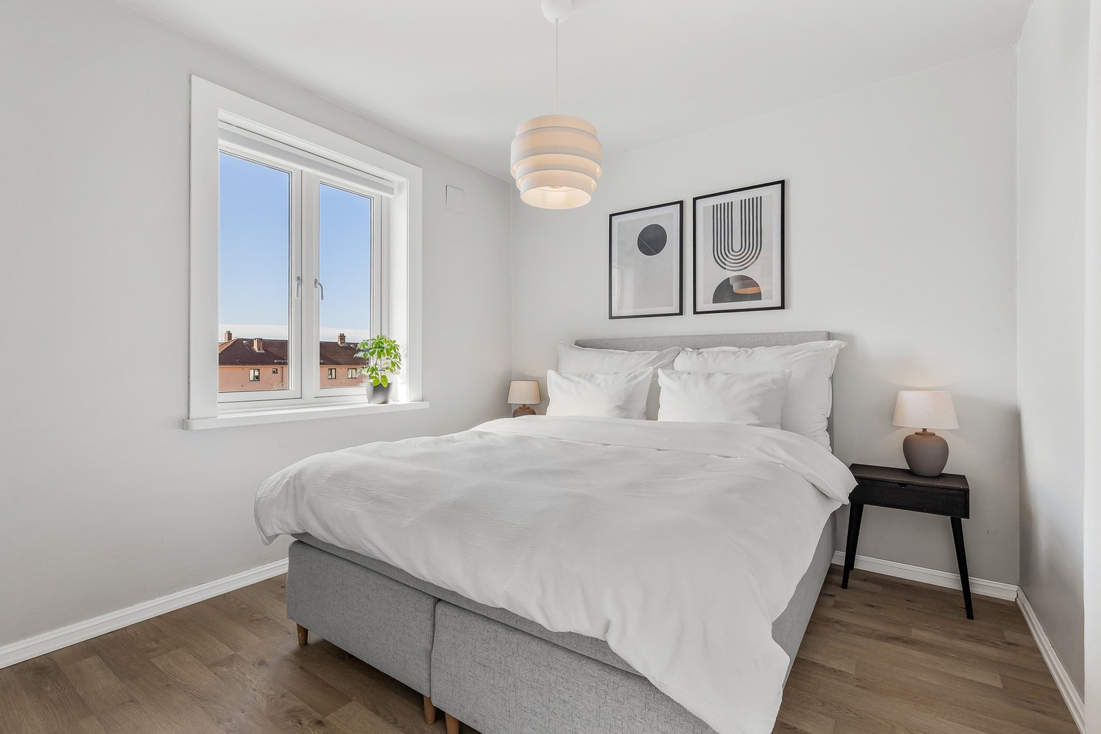 Soverommet er av god størrelse og har plass til bl.a. dobbeltseng med nattbord Galleribilde