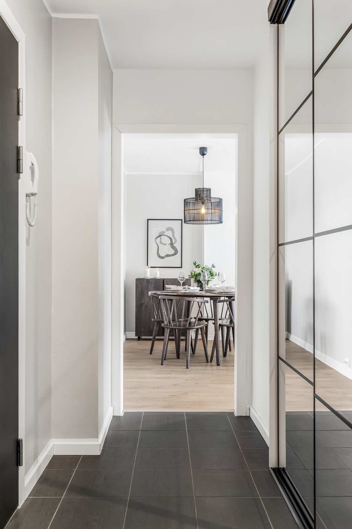 Speilfrontene bidrar også til en romslig følelse Galleribilde