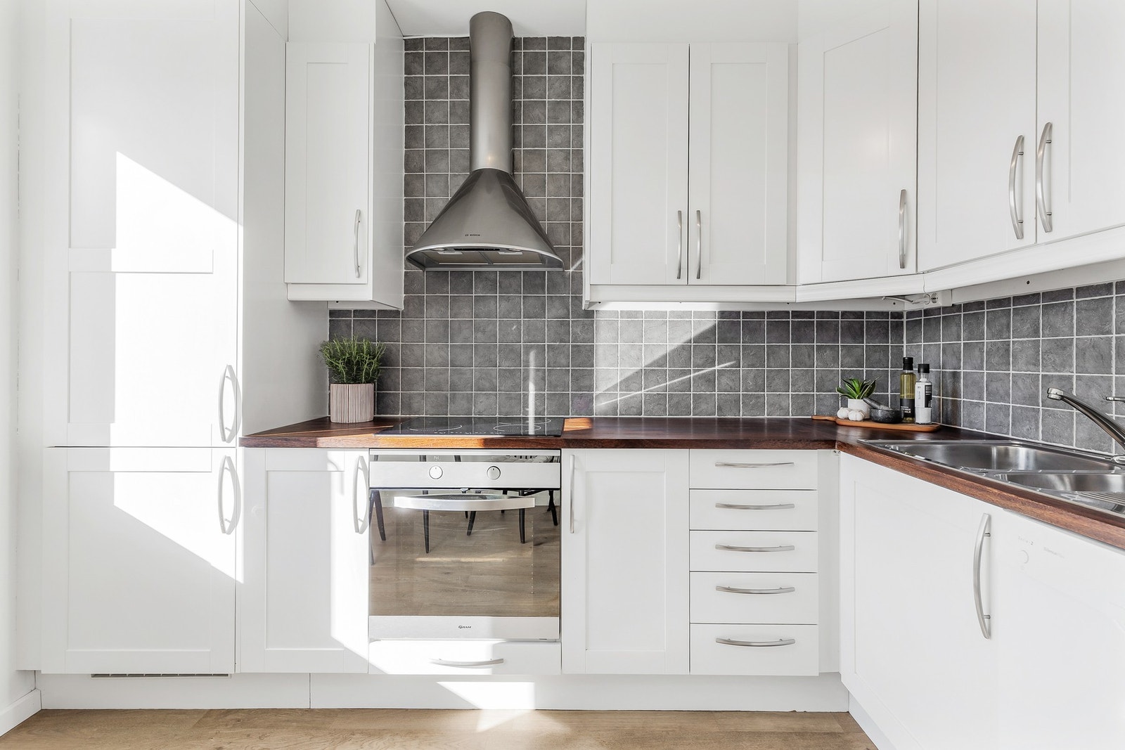 Kjøkkenet byr på integrerte hvitevarer og godt med skapplass Galleribilde