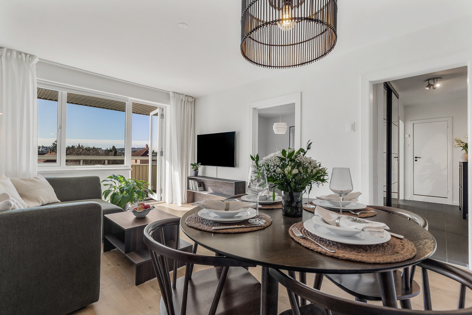 Lys og pen stue med store vindusflater som gir rikelig med naturlig lys Galleribilde