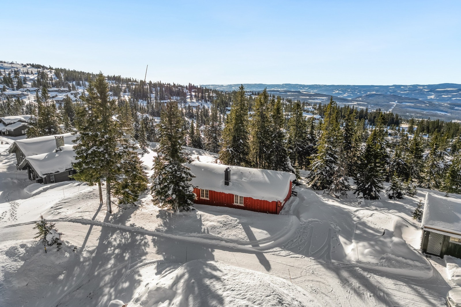 Området byr på flotte solforhold og vidstrakt utsikt, samt enkel adkomst til alpinbakkene med mulighet for ski inn/ski ut. Galleribilde