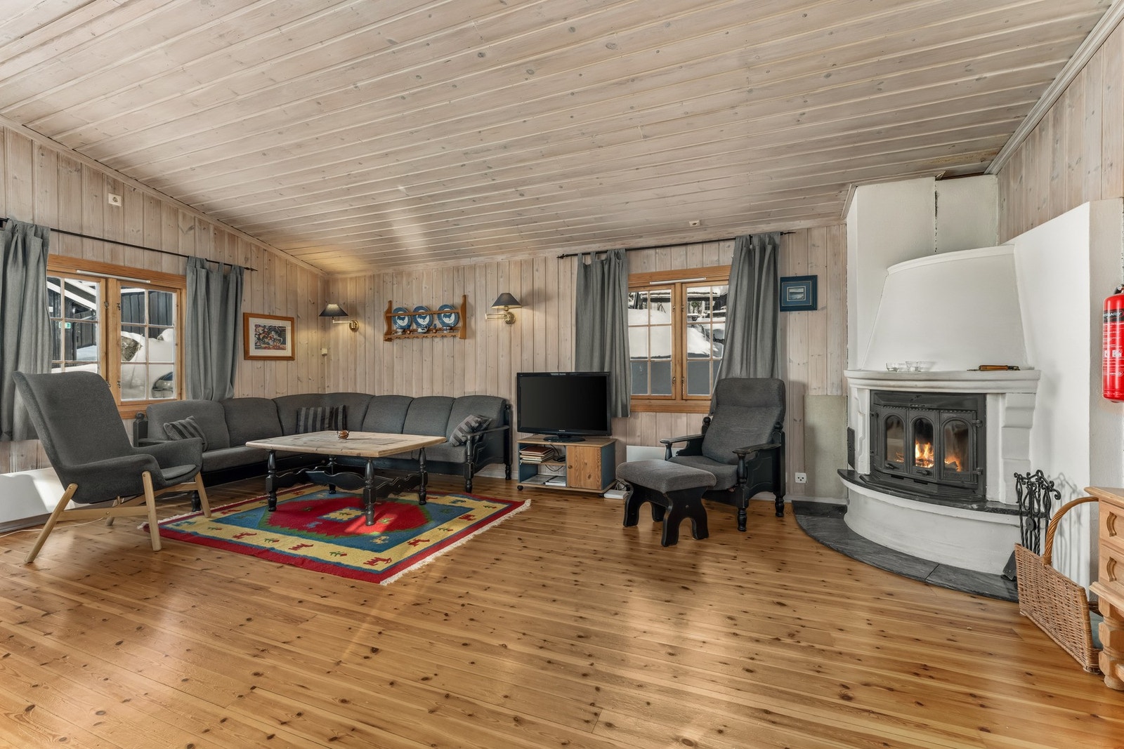 Gulvene består av furu og belegg, vegger og himlinger er kledd med trepanel. Galleribilde